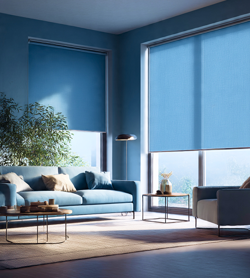 Salon z nowoczesnymi roletami